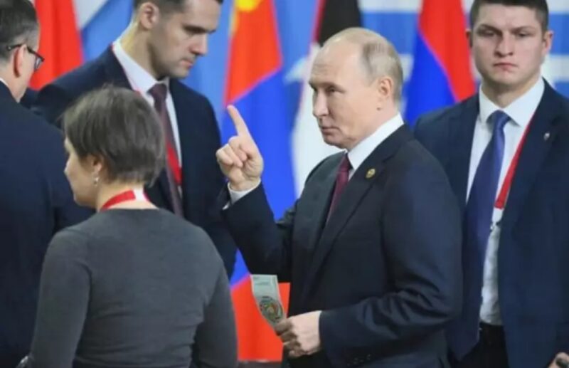 na Cúpula, Putin exibe cédula simbólica do Brics