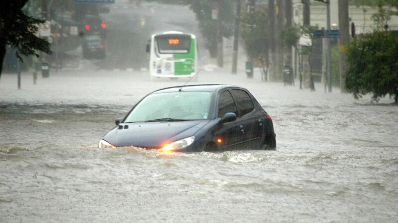 Ciclone deixa mais de mil cidades sob alerta de tempestade