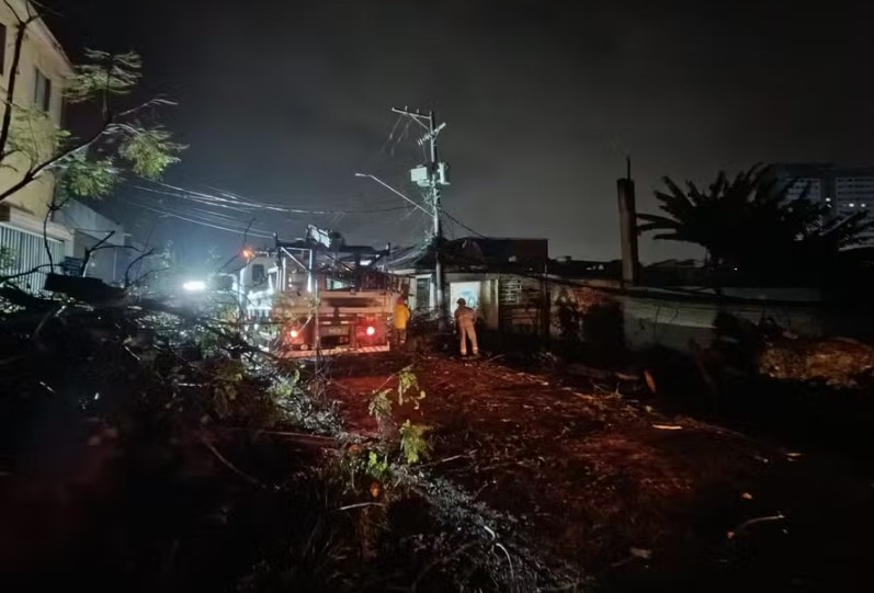 Funcionários da Enel consertam fiação em São Paulo