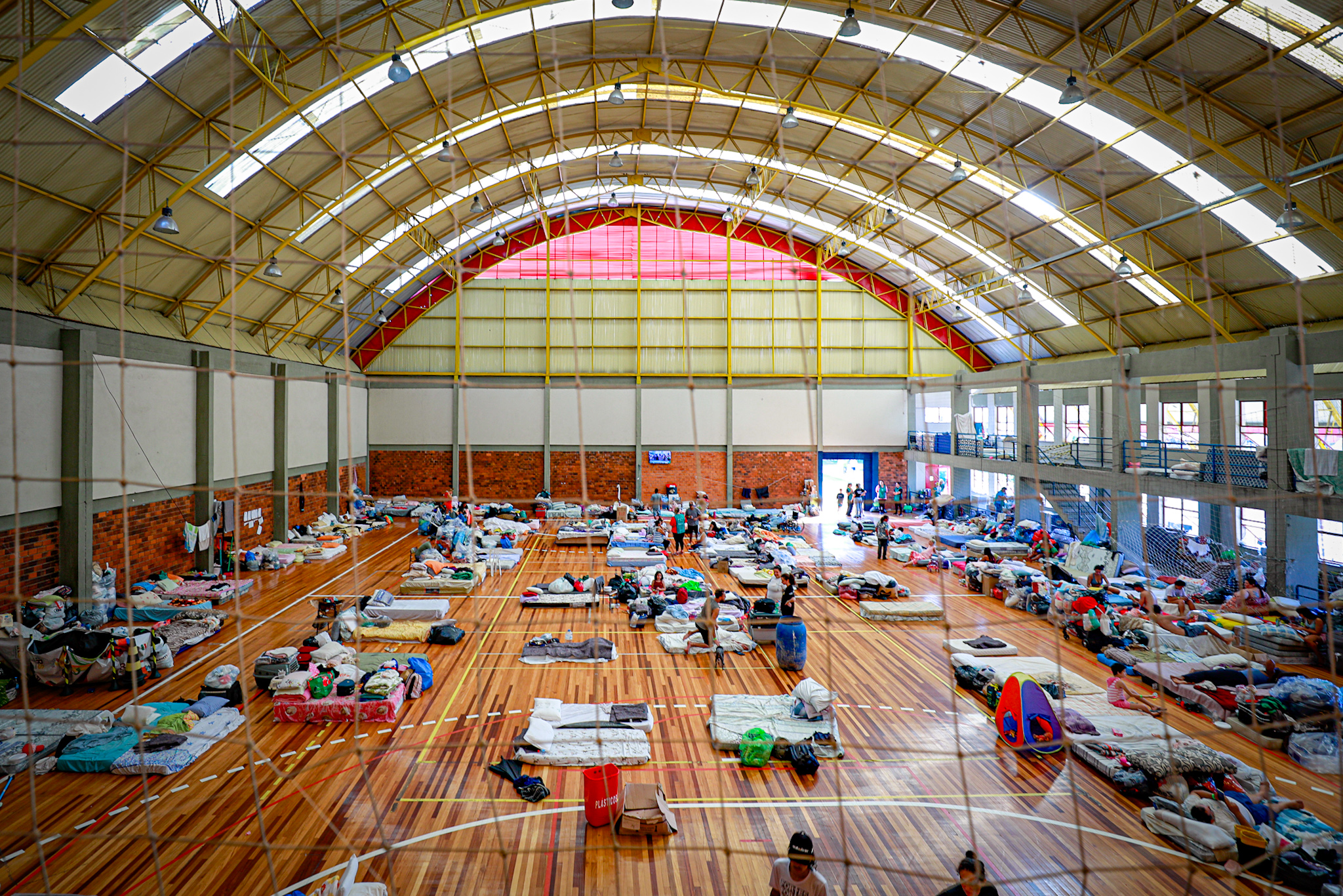 Ginásio de escola funcionou como abrigo para vítimas das chuvas no RS | Foto: Alex Rocha/PMPA