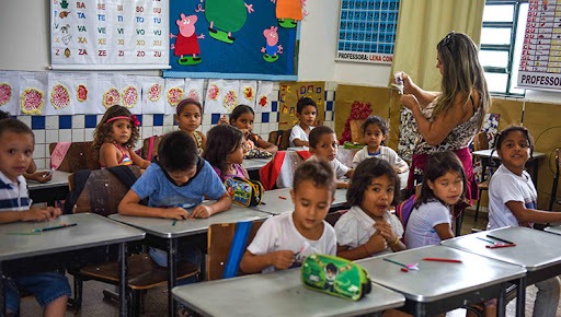 Sala de aula com alunos: conhecimento em matemática é desafio na rede pública