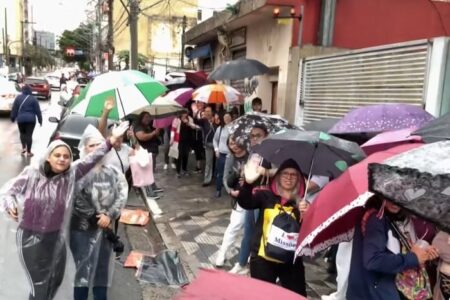 Trabalhadores fazem fila para não pagar imposto sindical