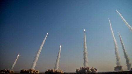 Israel, com ajuda dos EUA, está preparado para novo ataque do Irã Mísseis iranianos lançados contra Israel