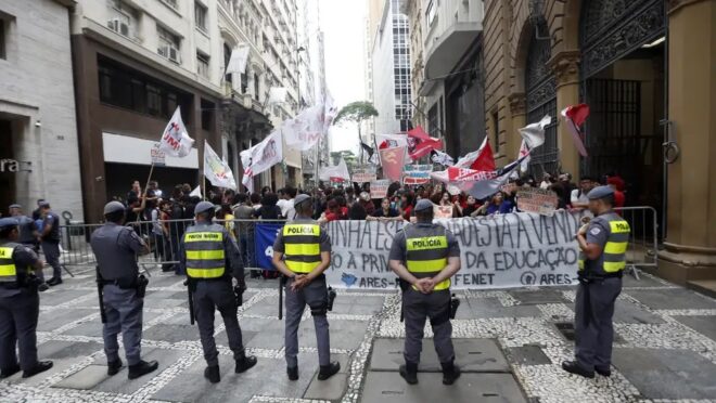 Justiça atende sindicato e suspende PPPs de escolas em SP Ícone Notícias