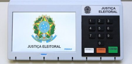 Urna eletrônica usada no Brasil, em alusão à matéria de São Paulo