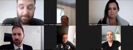 Réu se esconde embaixo de mesa em audiência; vídeo
