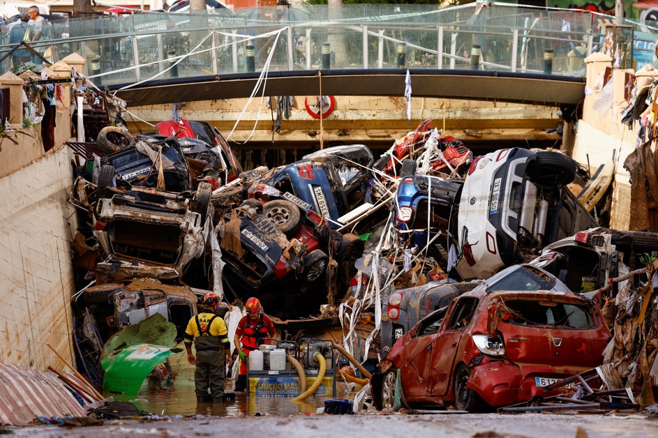 Bombeiros retiram água da enchente de um túnel depois de temporal na Espanha