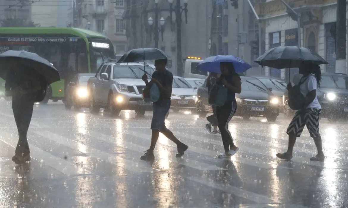 Frente fria leva chuva para o Norte e o Nordeste