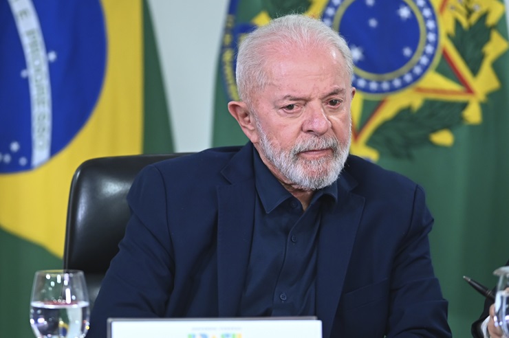 Governo Lula age como o doente mental que quer se curar com seus próprios remédios