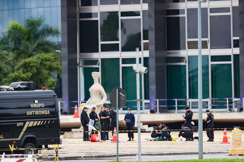 O corpo do suicída foi retirado da Praça dos Três Poderes na manhã desta quinta-feira, 14 | Foto: Wilton Junior/Estadão