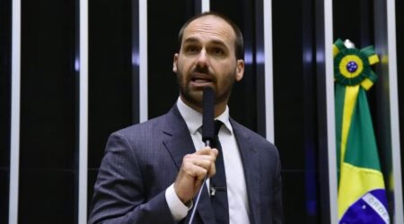 Eduardo Bolsonaro condenou a prisão de dois brasileiros acusados pelo 8 de janeiro, que estavam exilados na Argentina