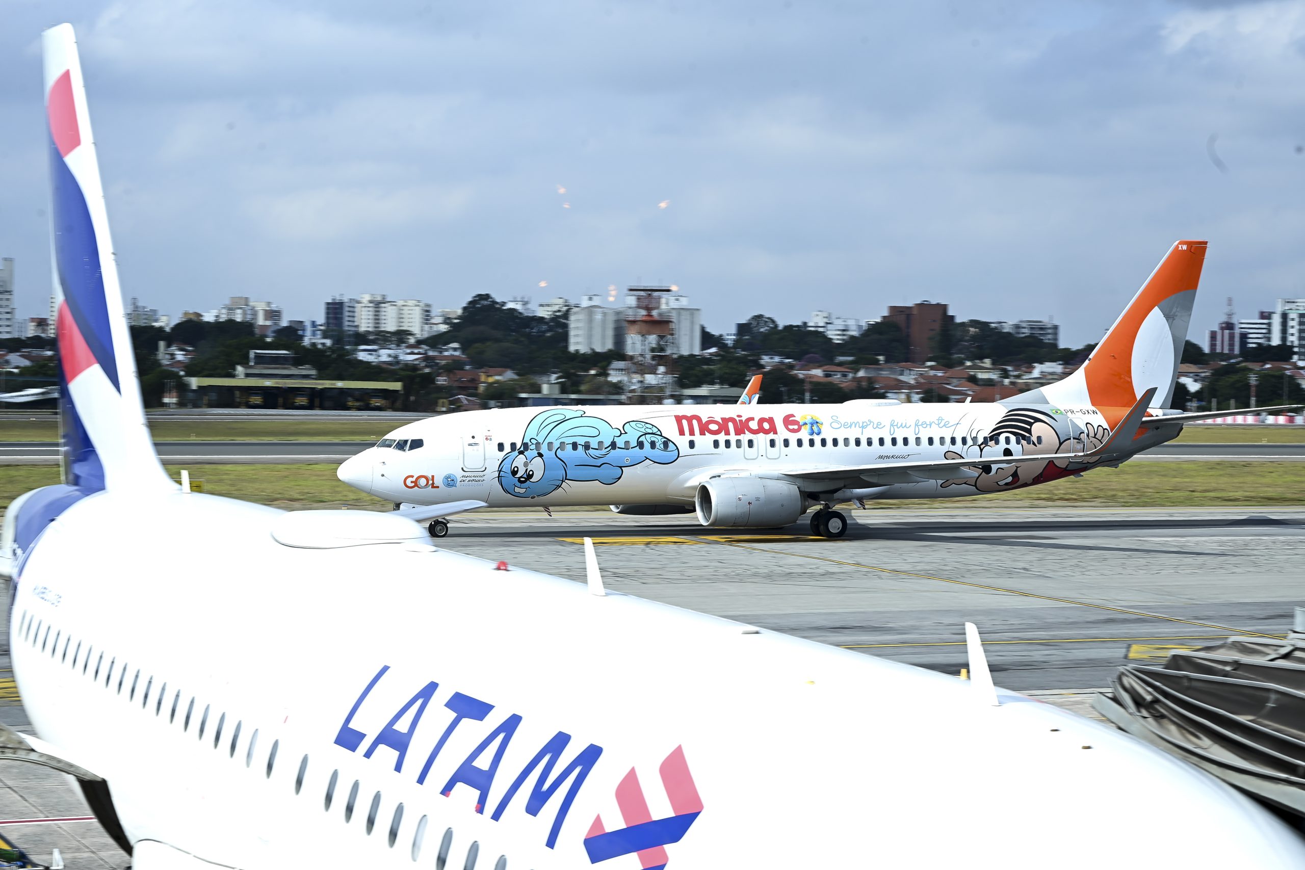 Aviões em manobra no Aeroporto de Congonhas, em Guarulhos (SP)