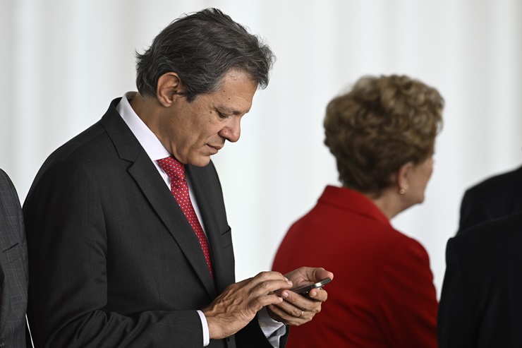 Haddad anuncia bloqueio de R$ 5 bi e adia corte de gastos