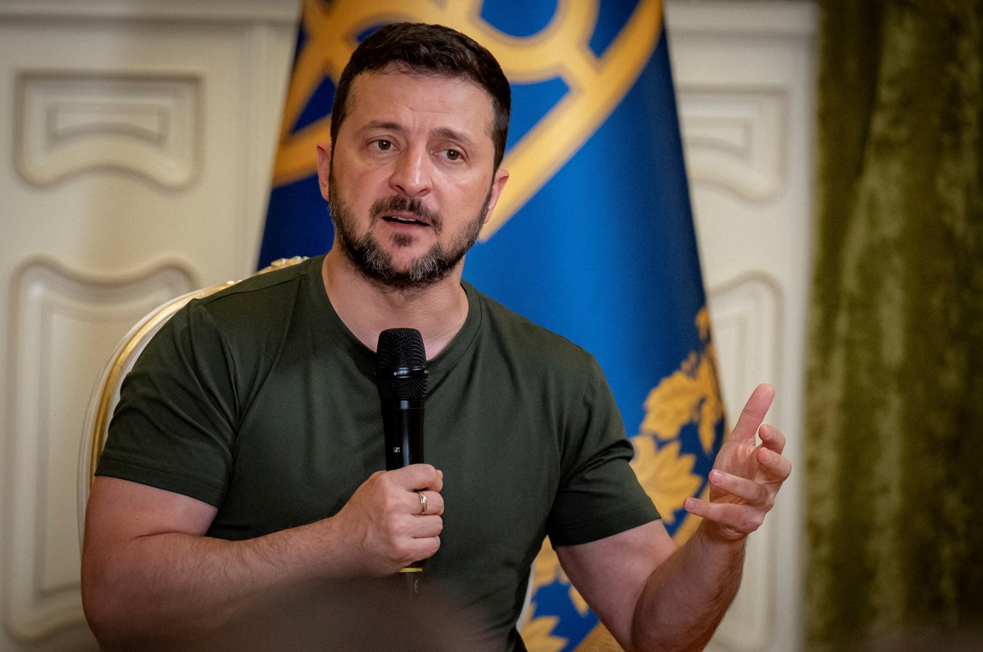 O presidente da Ucrânia, Volodymyr Zelensky, discursa durante uma coletiva de imprensa, em meio a ataque da Rússia à Ucrânia, em Kiev - 15/7/2024 | Foto: Serviço de Imprensa da Ucrânia/Reuters