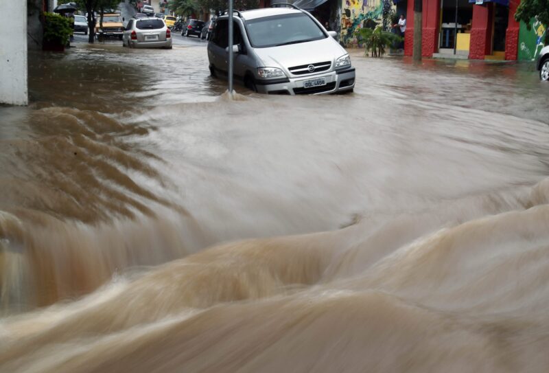 Frente Fria traz tempestades e queda de temperatura