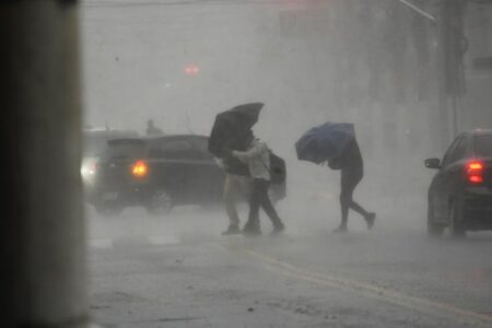 Frente fria traz tempestades e chuvas intensas para o Brasil