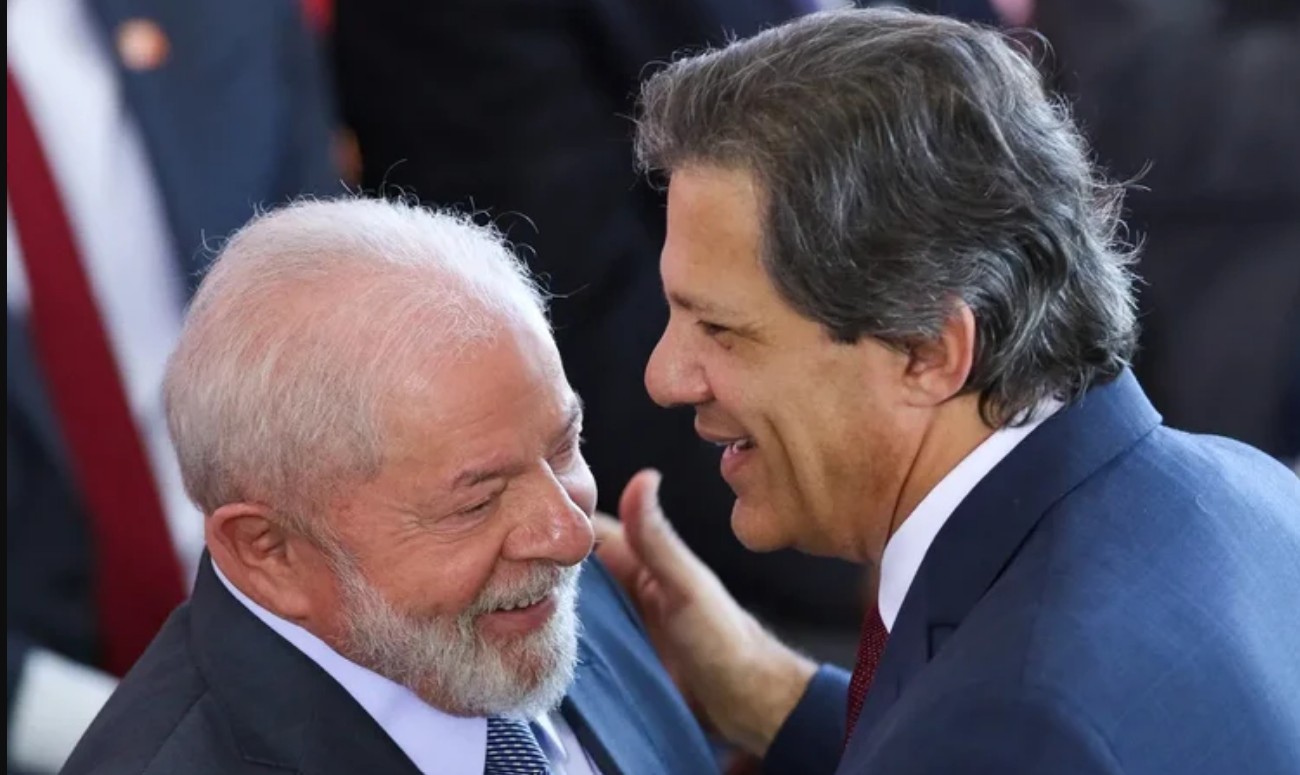 As mensagens contraditórias que o governo Lula manda sobre sua disposição de cortar despesas se refletem na alta dos juros e do dólar | Foto: Fabio Rodrigues-Pozzebom/Agência Brasil