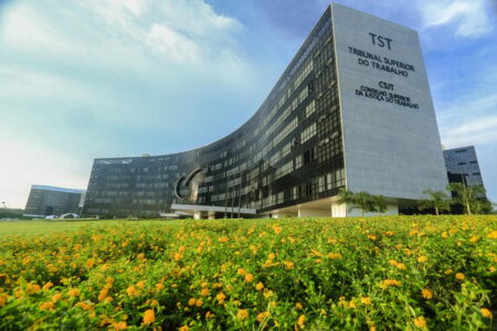 ‘Ativismo judicial’ gera custos bilionários e prejudica reforma trabalhista, diz estudo tribunal superior do trabalho; ativismo judicial