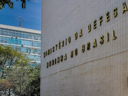 Marinha possui oficiais que recebem salários em dólar, com valores que chegam a R$ 216 mil