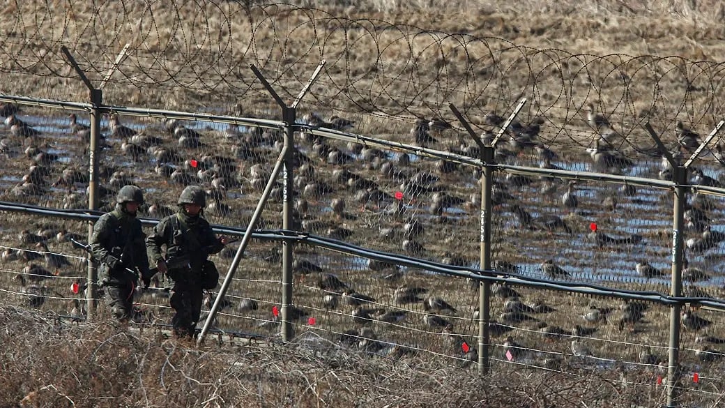 Soldados das forças sul-coreanas vasculham trecho de fronteira com a vizinha Coreia do Norte: provocações e clima de tensão permanente na Ásia | Foto: Reprodução/Redes sociais