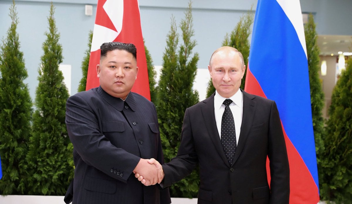 Presidente da Rússia, Vladimir Putin (dir.) e ditador da Coreia do Norte, Kim Jong-un (esq.)