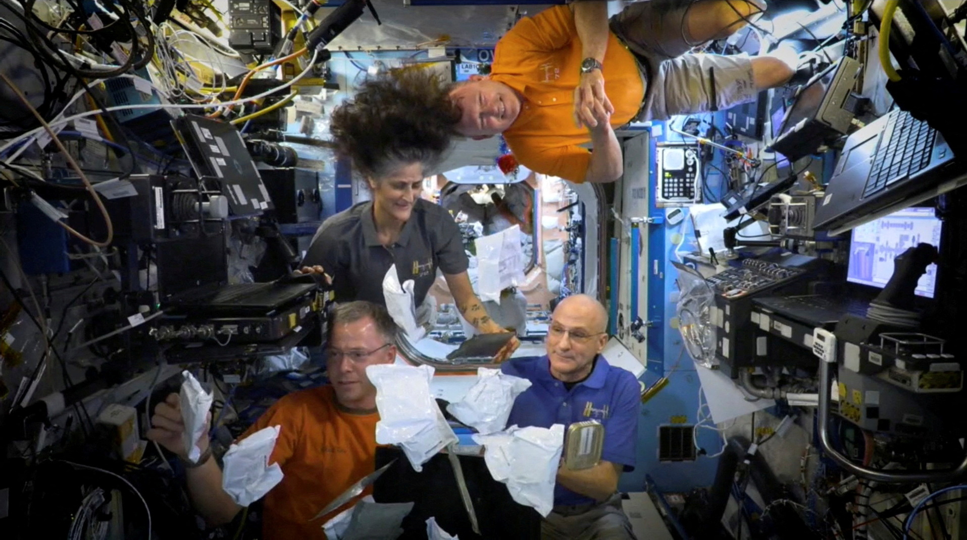 Os astronautas da Nasa Sunita Williams, Nick Hague, Barry Wilmore e Donald Pettit desembalam as refeições do Dia de Ação de Graças, da Estação Espacial Internacional (ISS) – 26/11/2024 | Foto: Nasa/Reuters