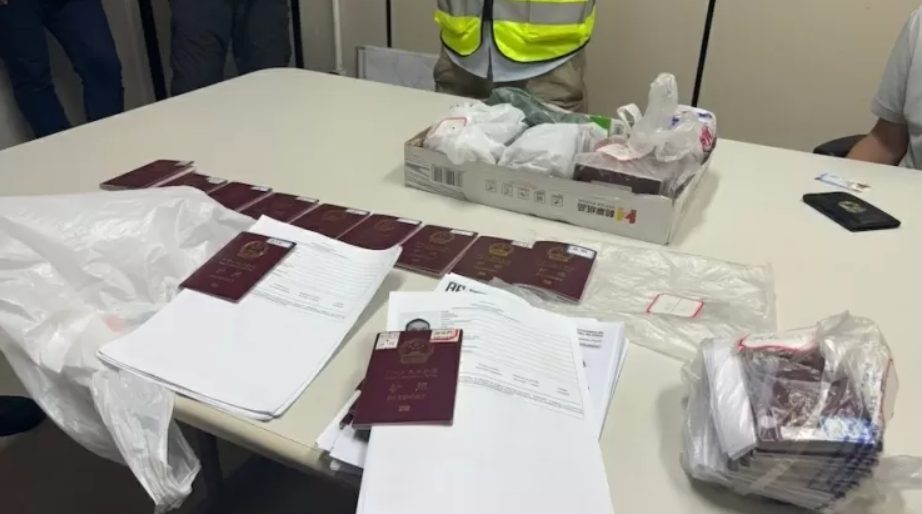 A fiscalização encontrou 107 passaportes sob posse do empregador, prática ilegal no Brasil | Foto: Divulgação/Grupo Especial de Fiscalização Móvel (GEFM) da Subsecretaria de Inspeção do Trabalho (SIT)