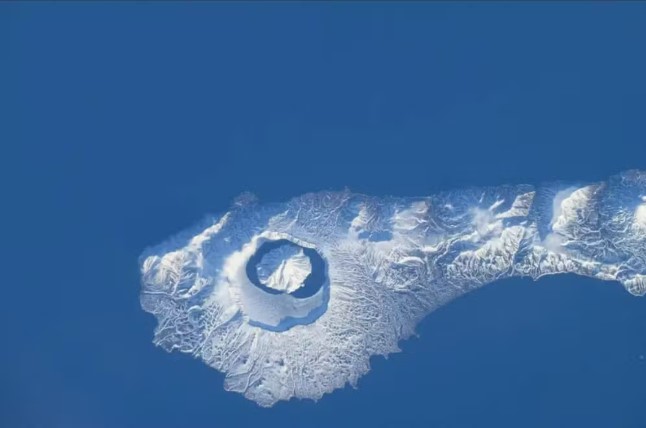 Ilha Onekotan coberta de neve | Foto: Divulgação/Nasa