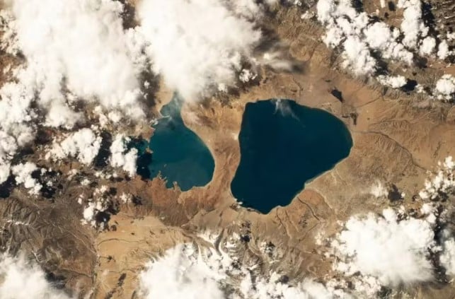 Lago Rakshastal (esquerda) e Lago Manasarovar (direita), no Tibete | Foto: Divulgação/Nasa