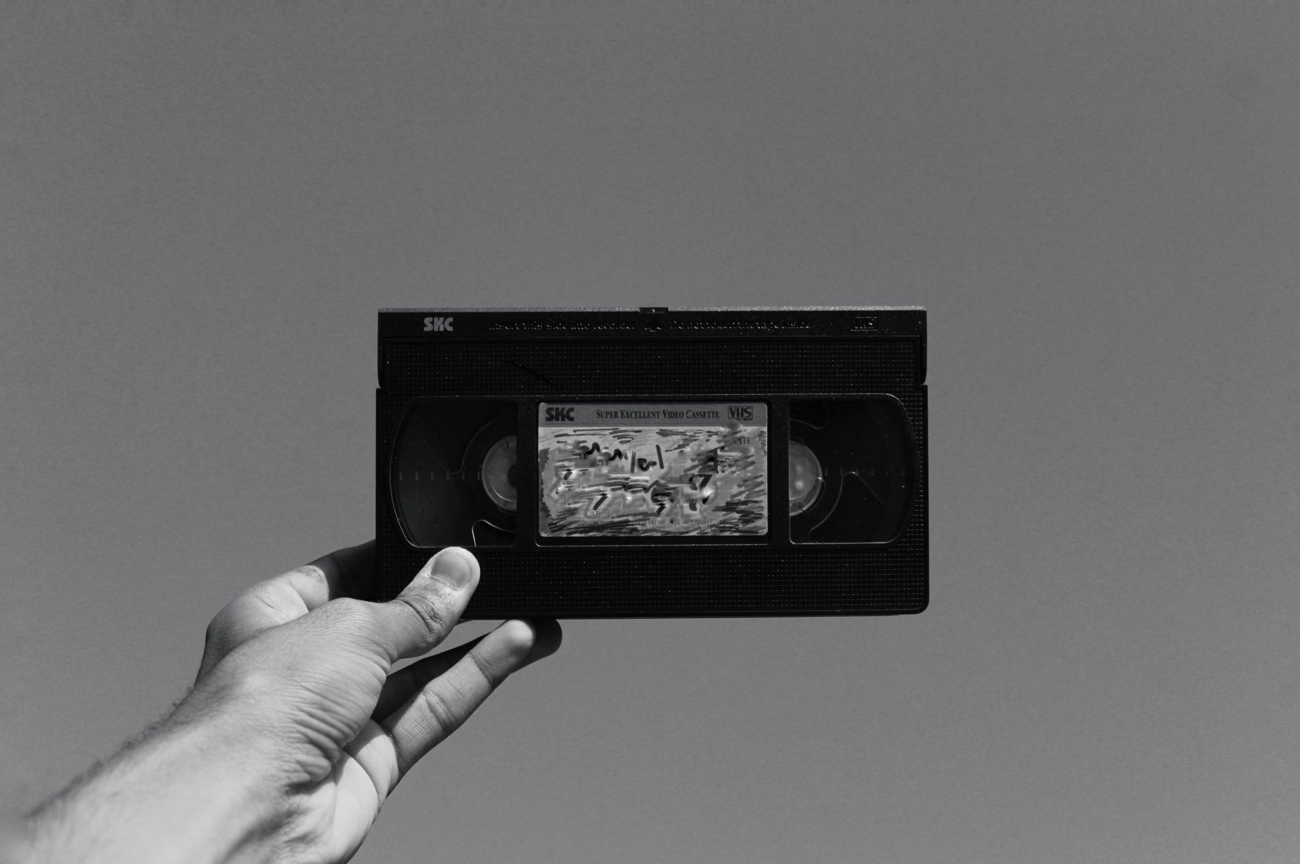 Antes da era do streaming, filmes e séries eram assistidos em fitas VHS | Foto: Reprodução/Pexels