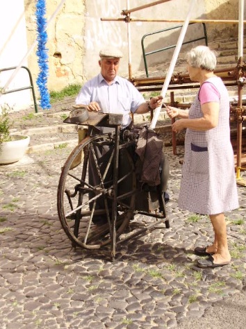 Antigamente, era comum encontrar amoladores de facas e ferramentas circulando pelas ruas para oferecer seus serviços | Foto: Reprodução/Wikimedia Commons