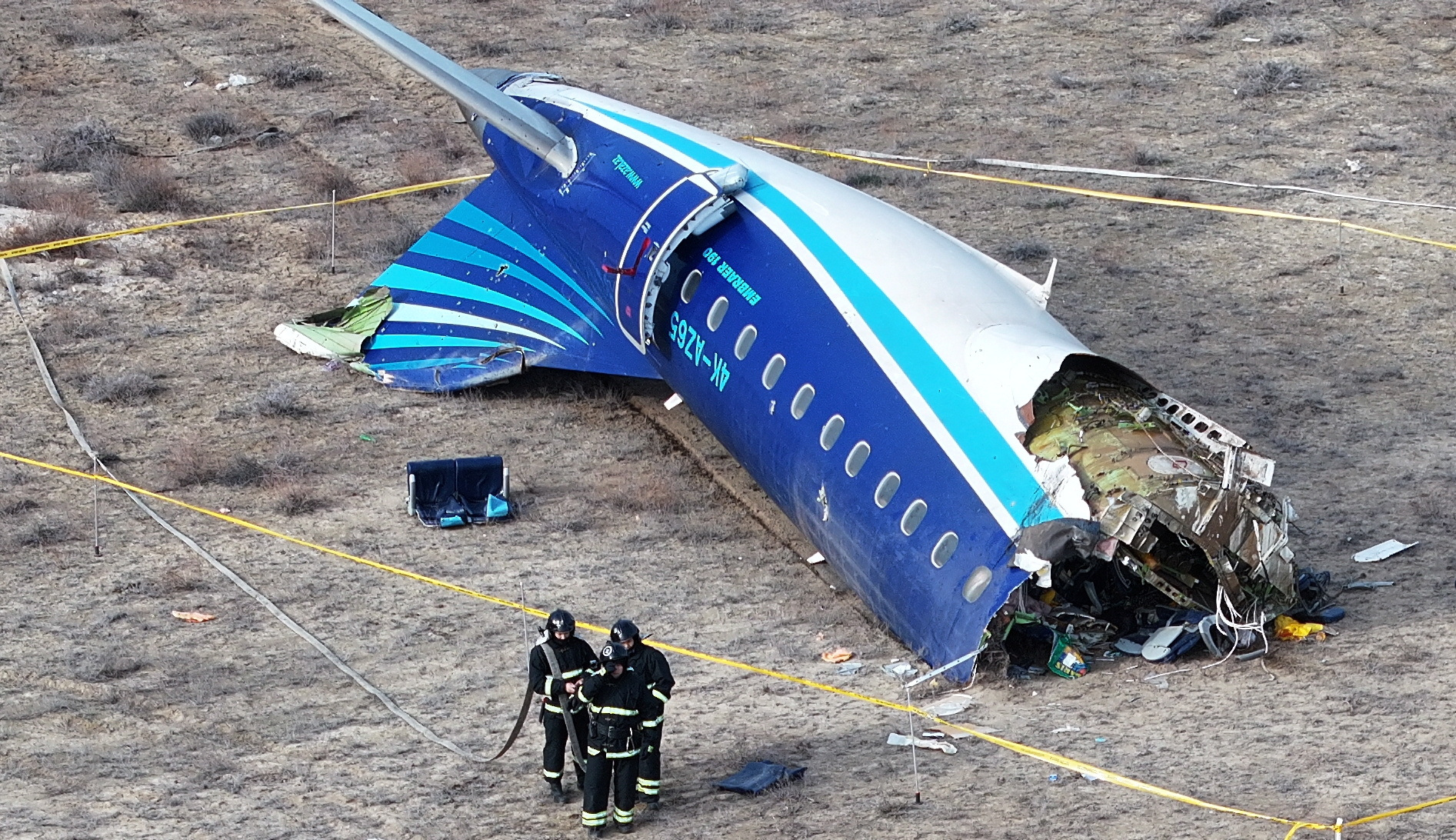 Drone mostra especialistas em emergência trabalhando no local da queda de um avião de passageiros da Azerbaijan Airlines, perto da cidade de Aktau, Cazaquistão - 25/12/2024 | Foto: Azamat Sarsenbayev/Reuters