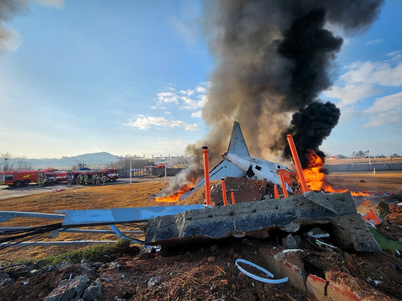 Bombeiros realizam operações em uma aeronave que se acidentou no Aeroporto Internacional de Muan, Província de Jeolla do Sul, Coreia do Sul - 28/12/2024 | Foto: Yonhap/Reuters