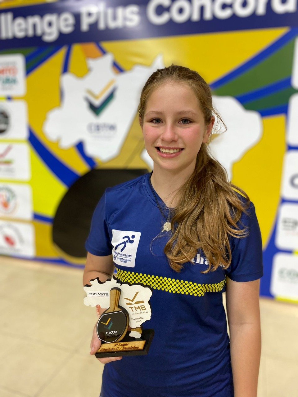 Yasmin Saddock e o troféu de 3º lugar na categoria Absoluto Feminino, no torneio TMB, o maior da América Latina | Foto: Reprodução/Acervo pessoal