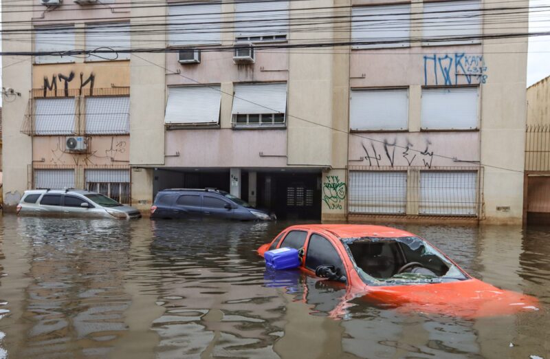 Avanço de frente fria causa alerta de tempestades severas