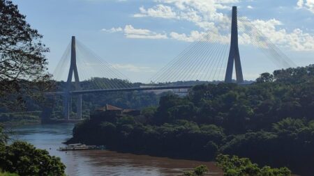 Concluída há 2 anos, ponte Brasil-Paraguai nunca recebeu tráfego