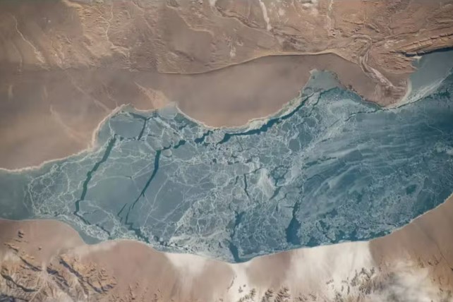 Lago gelado na região do Planalto Sudoeste da China | Foto: Divulgação/Nasa