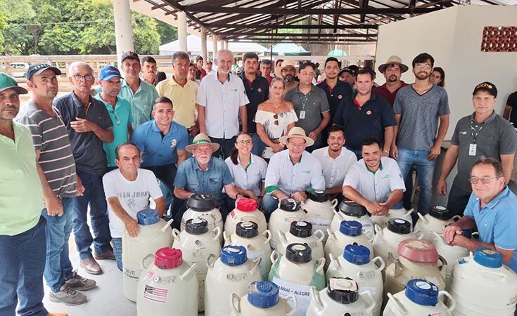 Produtores recebem doses de sêmen para melhorar genética