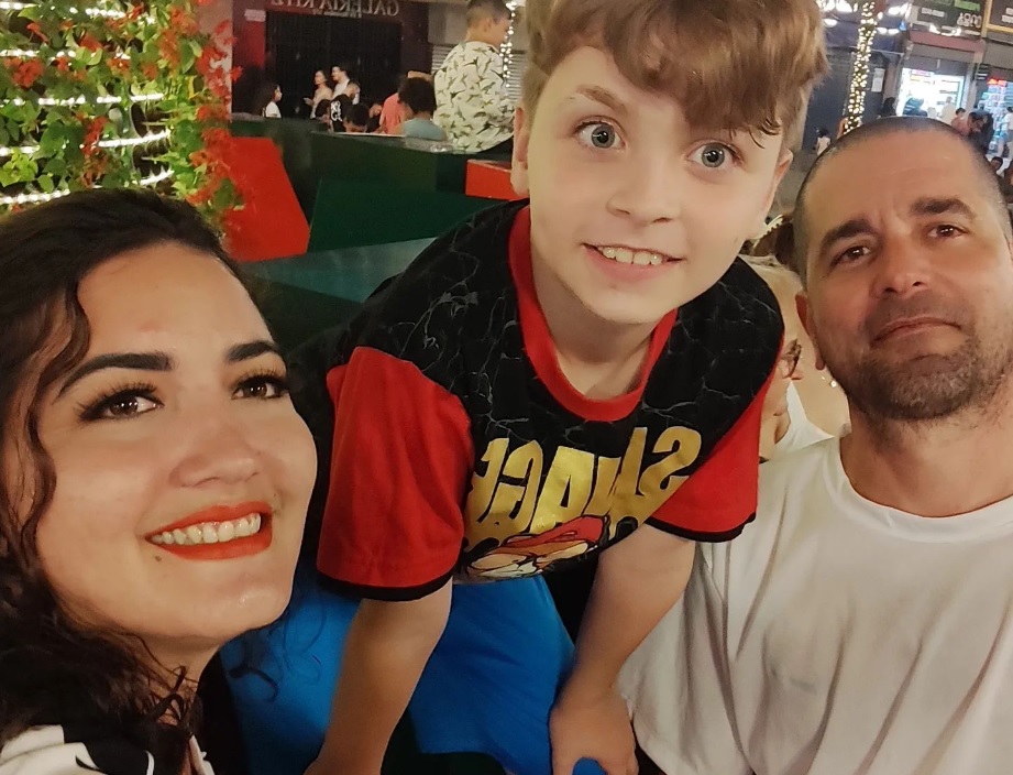 Chatelaine Larzabal com marido e filho