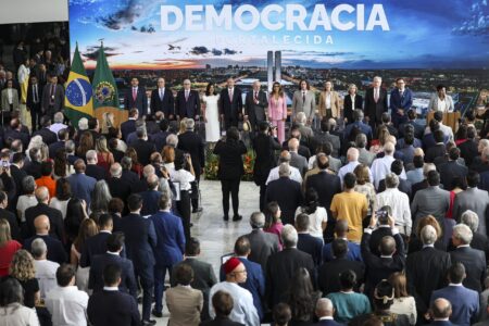 'Abraço à Democracia' reúne governos não democráticos