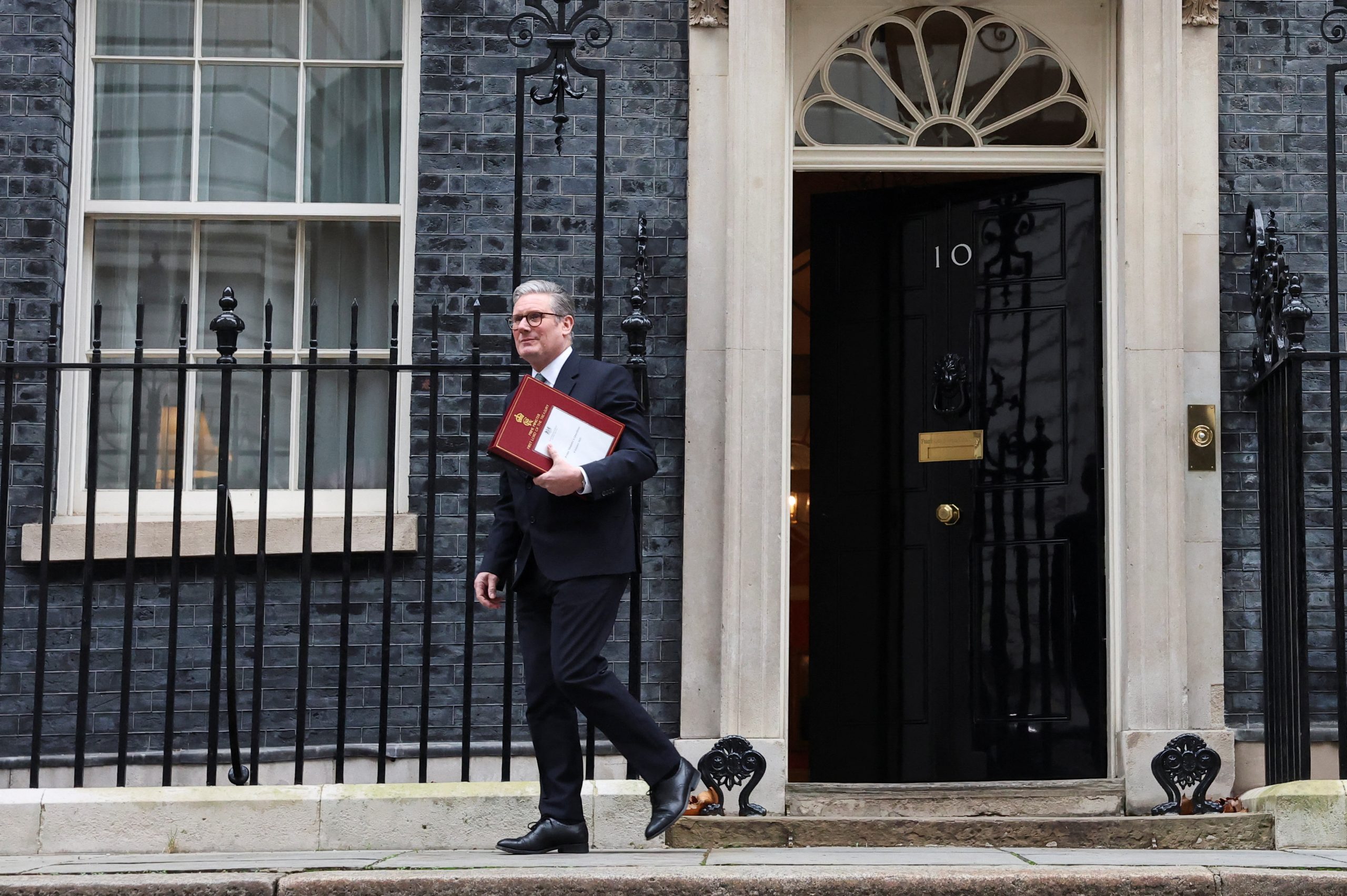 O primeiro-ministro britânico, Keir Starmer, saindo da residência de Downing Street | Crédito: REUTERS/Toby Melville