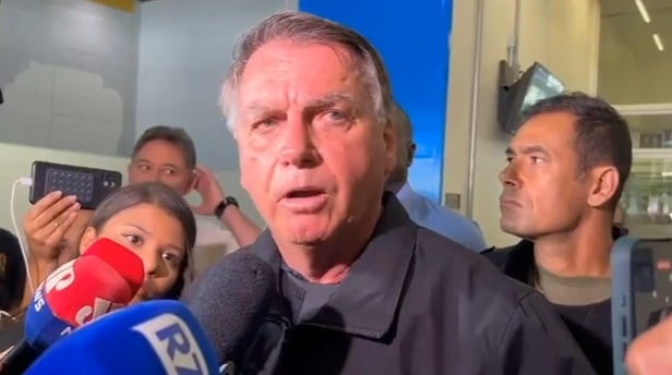 Ex-presidente Jair, Bolsonaro, em encontro com jornalistas, no Aeroporto de Brasília, neste sábado, 18