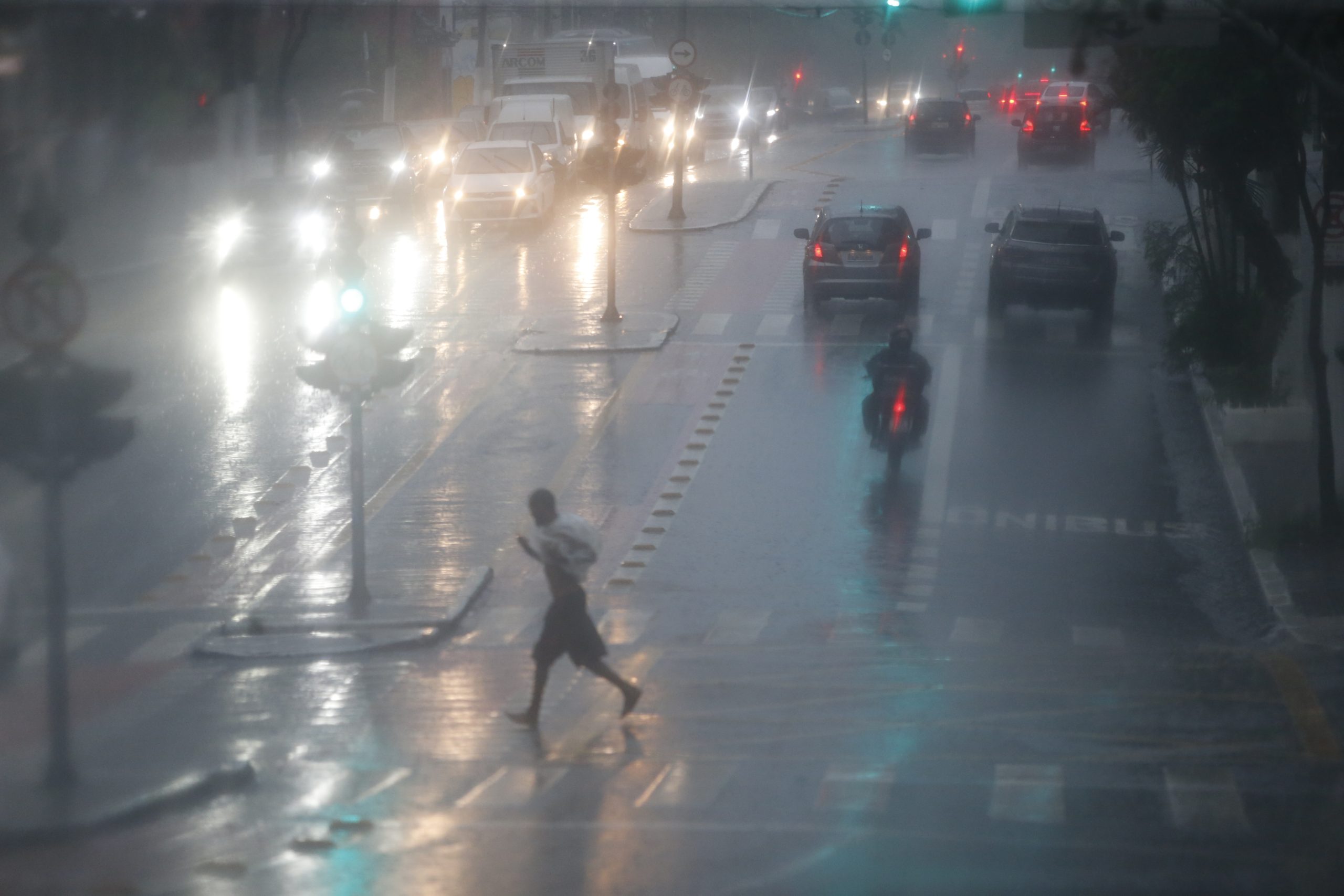 As áreas mais afetadas incluem o oeste, centro-norte e sul de Santa Catarina, bem como o sul, região central, oeste, sudoeste e noroeste do Paraná; chuva