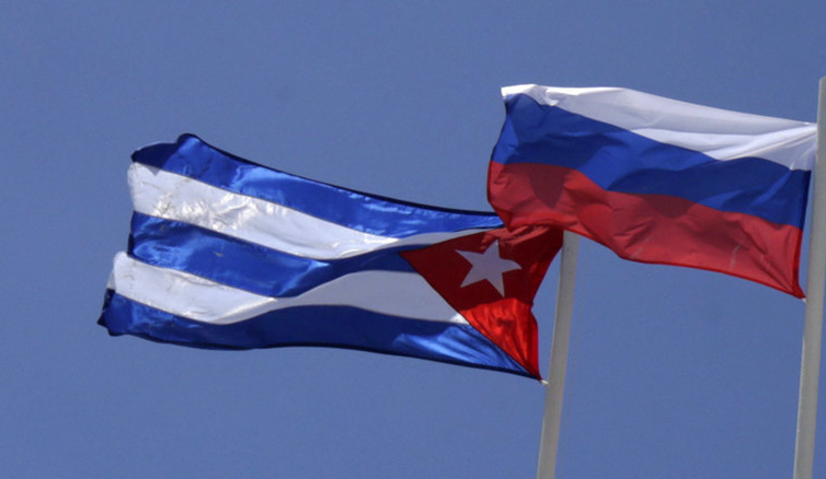 Bandeiras de Cuba e da Rússia