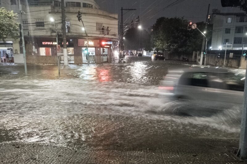 Domingo tem alerta de chuvas intensas em 17 Estados