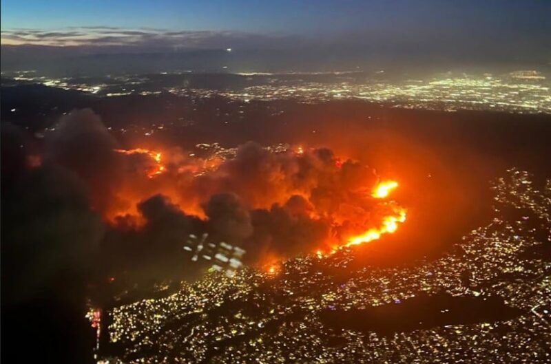 Incêndio florestal se alastra em Los Angeles e provoca fuga em massa