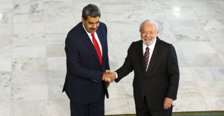 MST pressiona Lula para reconhecer vitória de Maduro