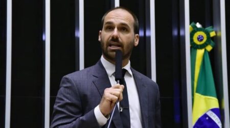 Eduardo Bolsonaro condenou a prisão de dois brasileiros acusados pelo 8 de janeiro, que estavam exilados na Argentina