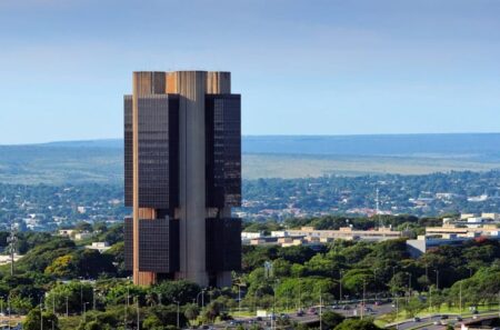 Taxa de juros completa 3 anos acima de 10%