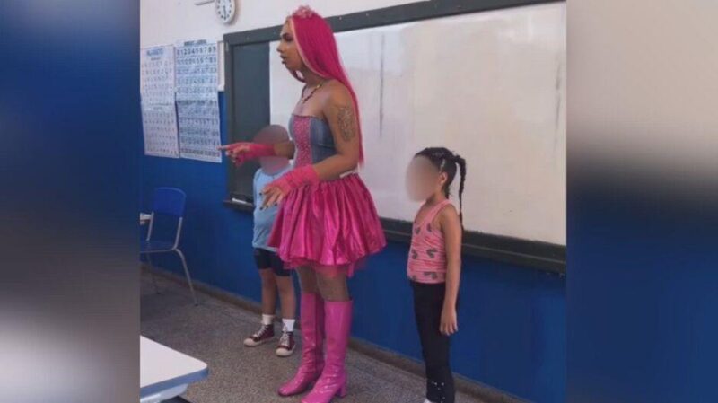 Fantasiada de Barbie, professora trans recebe alunos em escola